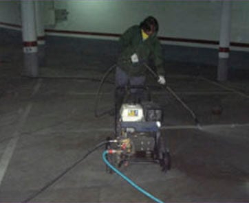 Hidrolimpiadora profesional limpiando un garaje en A Coruña