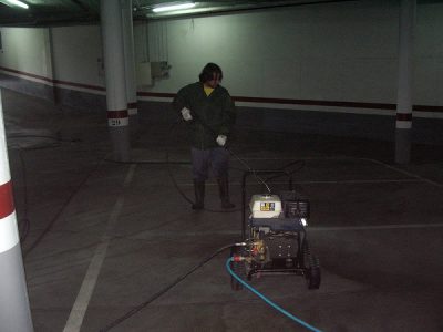 Limpieza de garaje comunitario con agua a presión