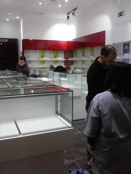 Personal de Galiport limpiando un local comercial en A Coruña