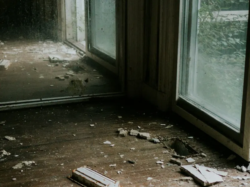 Habitación con escombros tras un siniestro, antes de la limpieza